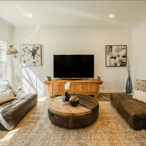 A clean, modern living room with polished furniture and tidy décor after professional move-in and move-out cleaning in San Diego.